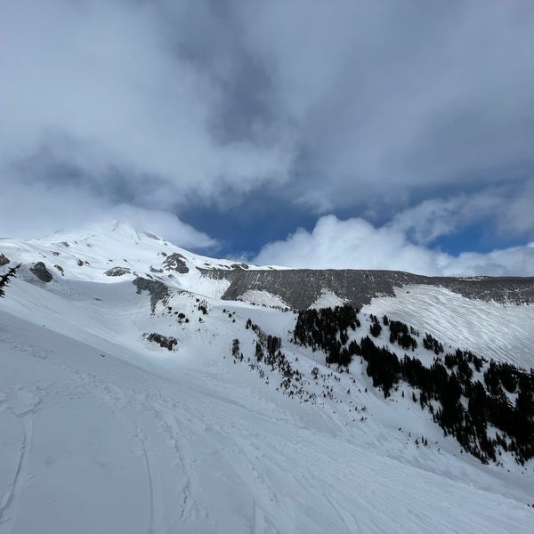 รูปภาพถ่ายที่ Mt. Hood Meadows Ski Resort โดย Justin M. เมื่อ 4/25/2021