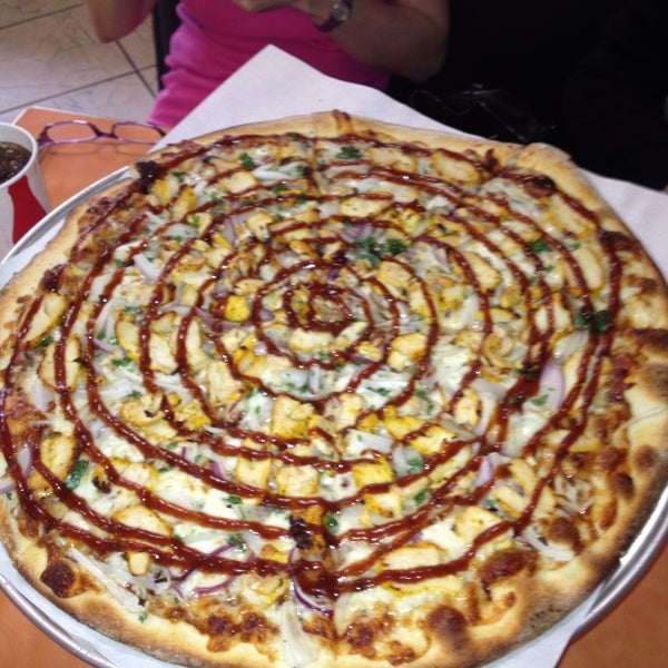 รูปภาพถ่ายที่ U PiCK Cafe (Kabob &amp; Pizza) โดย Arin N. เมื่อ 5/6/2013