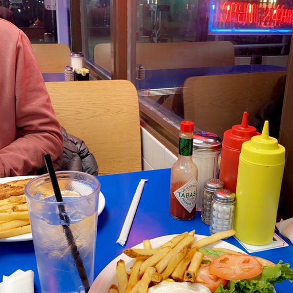 Photo taken at Bob &amp; Edith&#39;s Diner by Eng.Alajmi on 12/1/2021