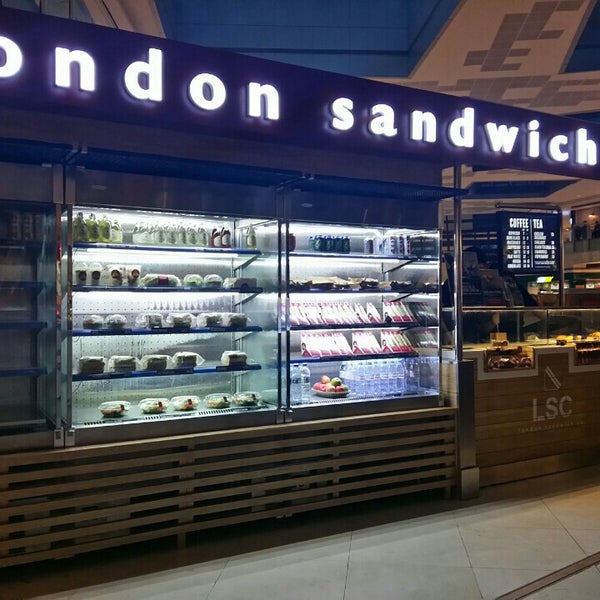 Foto diambil di London Sandwich Co. (LSC) oleh Beatrice S. pada 11/15/2015.