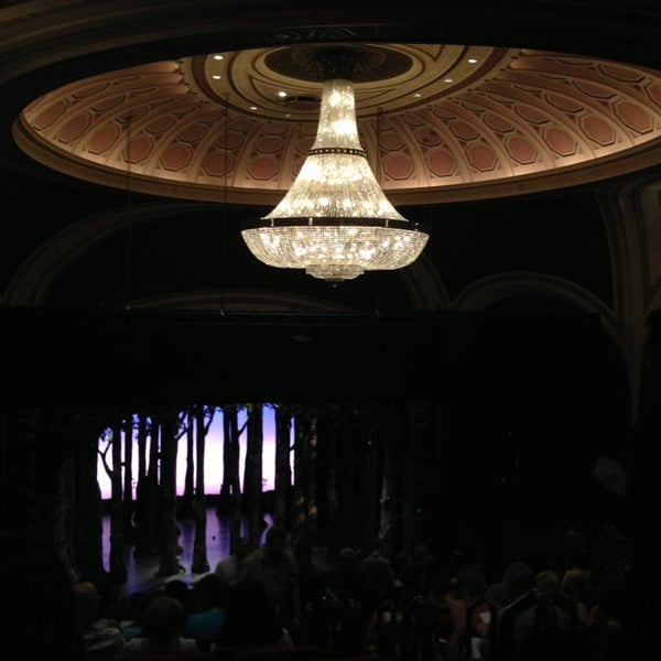 Das Foto wurde bei Cinderella on Broadway von Julio B. am 7/4/2013 aufgenommen