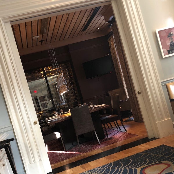 Foto diambil di Restaurant R&#39;evolution oleh Donald D. pada 5/23/2019