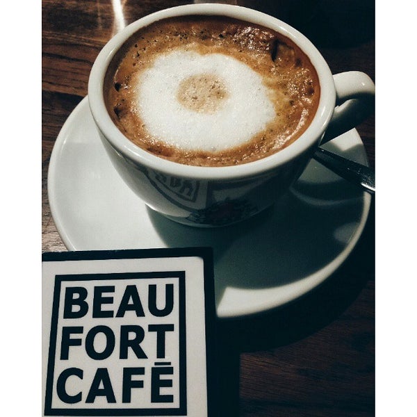 Foto tirada no(a) Beaufort Café por Yves D. em 11/7/2014