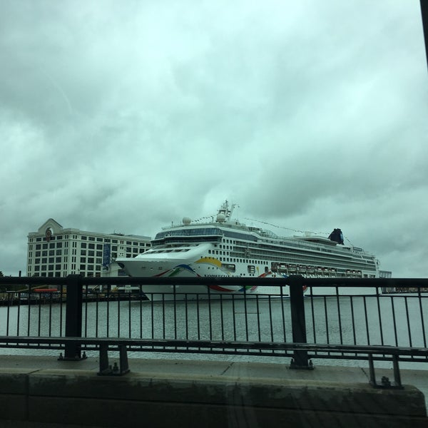 5/26/2017 tarihinde Michelle D.ziyaretçi tarafından Boston Black Falcon Cruise Terminal'de çekilen fotoğraf