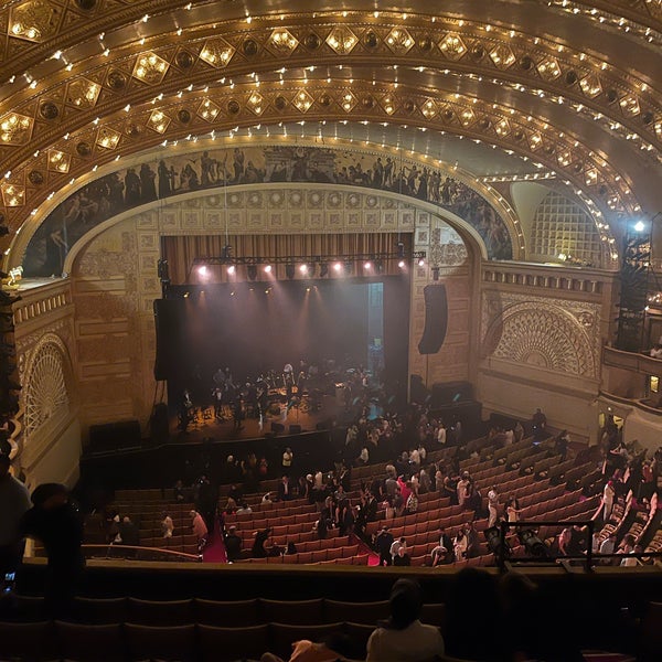 รูปภาพถ่ายที่ Auditorium Theatre โดย Fit Bandar 🏋🏻‍♂️ . เมื่อ 8/21/2022