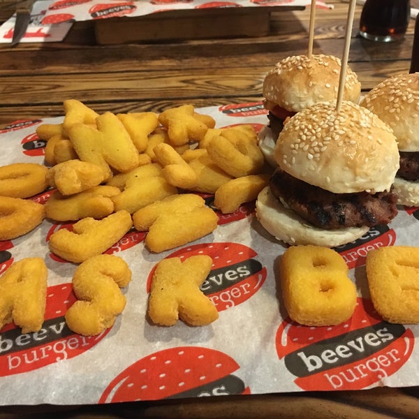รูปภาพถ่ายที่ Beeves Burger โดย Ayşe S. เมื่อ 10/14/2017
