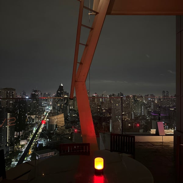 Foto diambil di Octave Rooftop Lounge &amp; Bar oleh Yazeed pada 8/20/2023