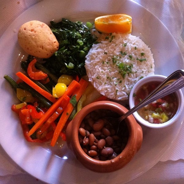 รูปภาพถ่ายที่ Minas Brazilian Restaurant &amp; Cachaçaria โดย Starr M. เมื่อ 7/20/2014