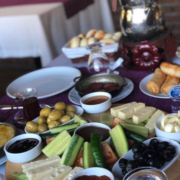 Das Foto wurde bei Gölbaşı Restaurant von Burcu U. am 1/18/2019 aufgenommen