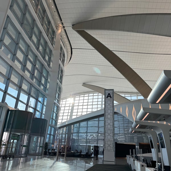 รูปภาพถ่ายที่ Zayed International Airport (AUH) โดย kuma25n เมื่อ 4/22/2024