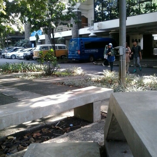 Fotos En Sekolah Teknik Elektro Dan Informatika Stei Itb Edificio Universitario De Ingenieria En Bandung