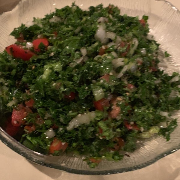 Снимок сделан в Nicola&#39;s Lebanese Restaurant пользователем Tom K. 8/25/2019