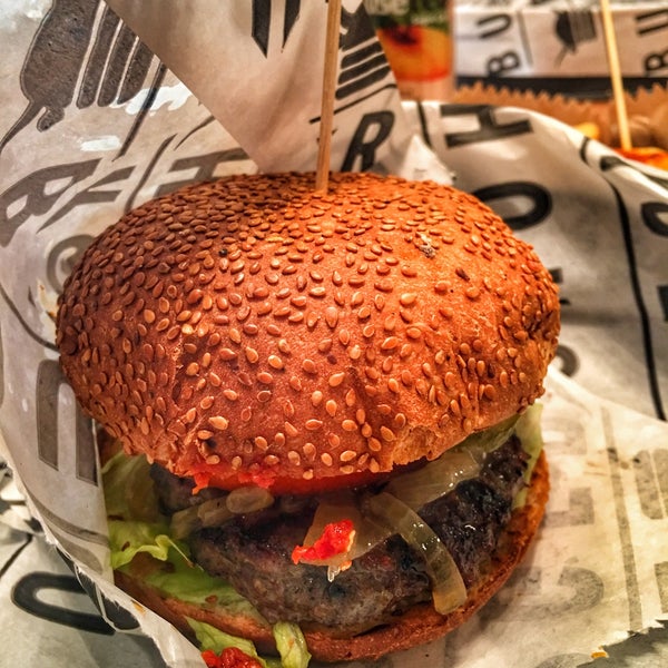 รูปภาพถ่ายที่ Burger House โดย Hülya Öztürk เมื่อ 2/3/2018