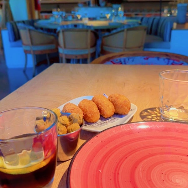 Das Foto wurde bei Maná 75 - paella restaurant Barcelona von Gariyb am 9/28/2023 aufgenommen
