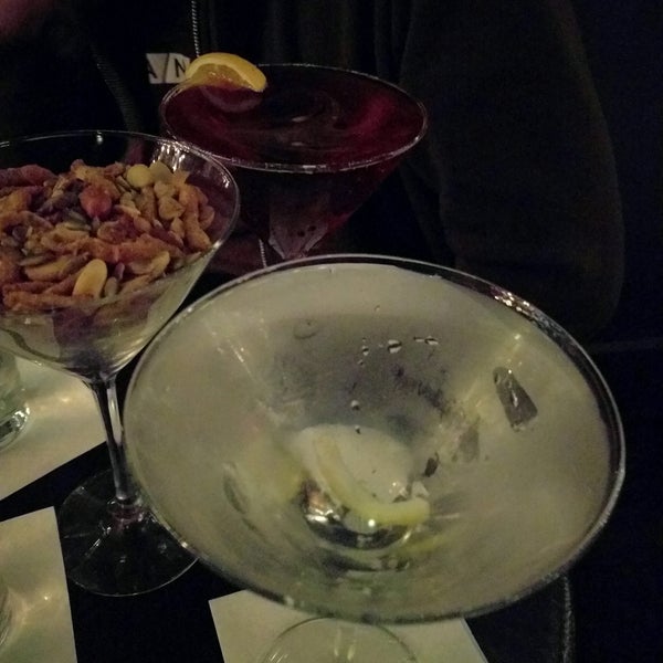 Foto tirada no(a) Marty&#39;s Martini Bar por Alex K. em 12/21/2016