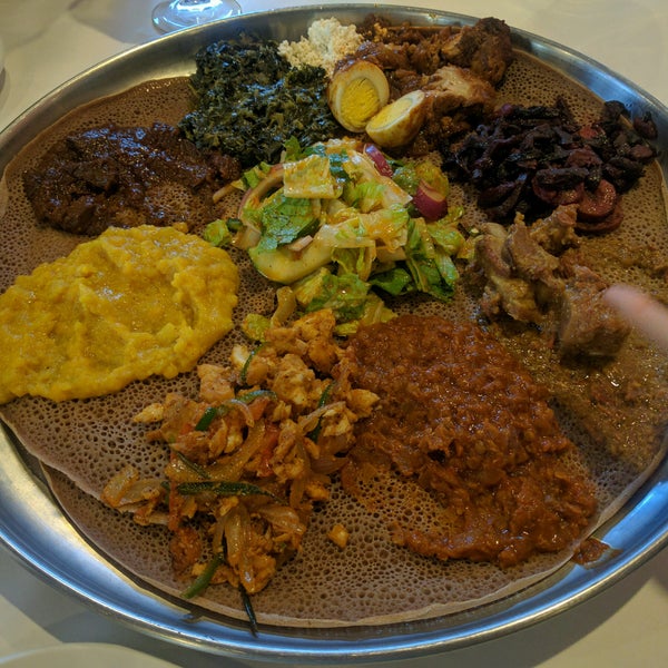 Das Foto wurde bei Demera Ethiopian Restaurant von Alex K. am 8/23/2016 aufgenommen