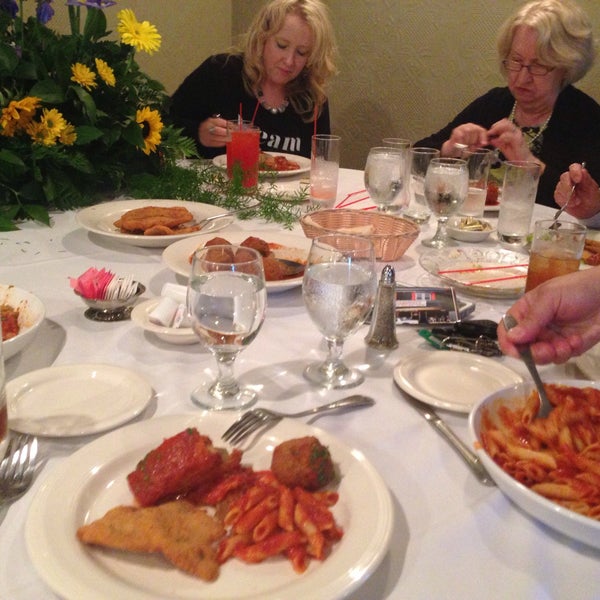 Das Foto wurde bei Fortuna&#39;s Restaurant &amp; Banquets von Christofer M. am 6/27/2015 aufgenommen
