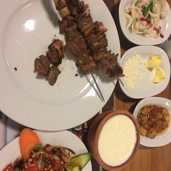 รูปภาพถ่ายที่ Cağ Kebabı Yavuz Usta โดย Serdar B. เมื่อ 3/24/2018