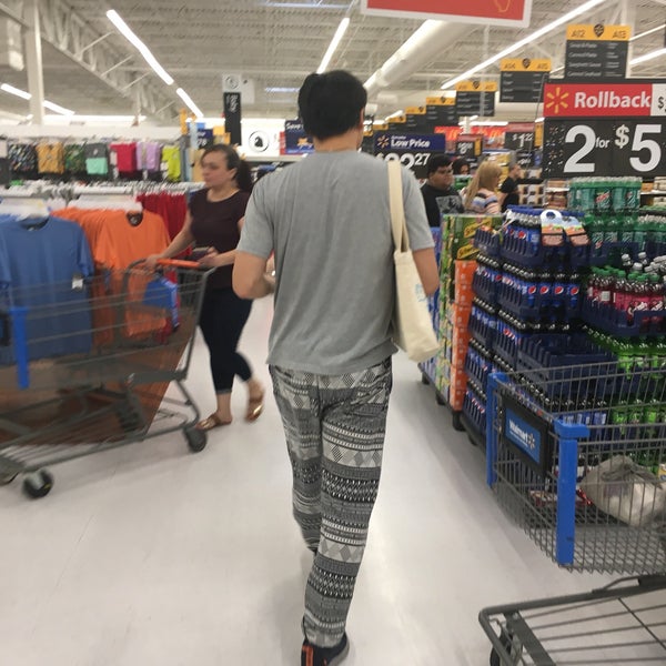 Foto de Walmart, Kissimmee: Um dos melhores Walmart que há em Orlando/Kissimmee!  Mais novo e com um clima mais americano. Perfeito! - Tripadvisor