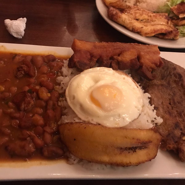 Снимок сделан в La Nueva Colombia Restaurant пользователем Sandra M. 9/14/2019
