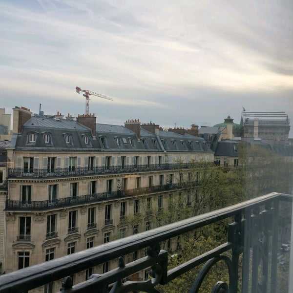 รูปภาพถ่ายที่ Paris Marriott Opera Ambassador Hotel โดย Jeanette S. เมื่อ 4/12/2022
