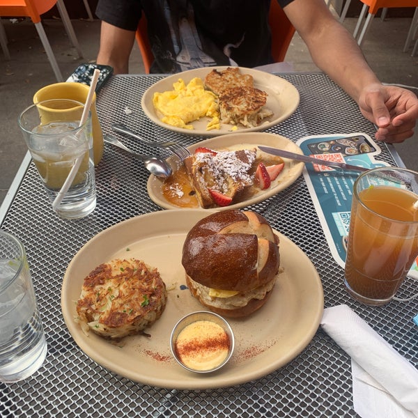 Photo taken at Snooze, an A.M. Eatery by Aziz on 3/15/2021