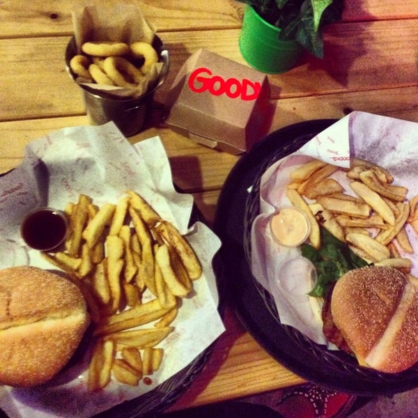 Снимок сделан в Goody&#39;s Burger House пользователем 👑Elizabeth✨ C. 8/20/2014