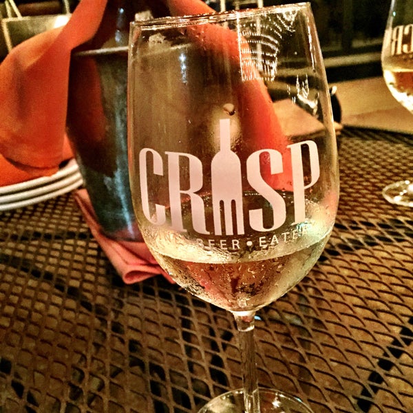 Foto tirada no(a) Crisp Wine-Beer-Eatery por Jennifer V. em 11/12/2015