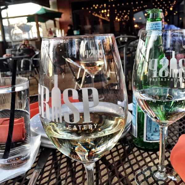 Foto tirada no(a) Crisp Wine-Beer-Eatery por Jennifer V. em 2/2/2016