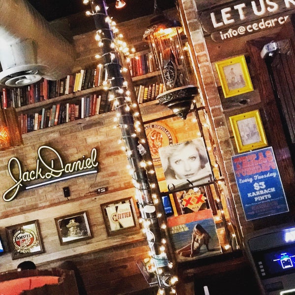 Foto tirada no(a) Cedar Creek Café, Bar &amp; Grill por Jennifer V. em 8/3/2017