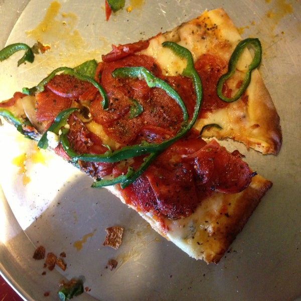 Foto scattata a West Crust Artisan Pizza da Stephen R. il 5/4/2013