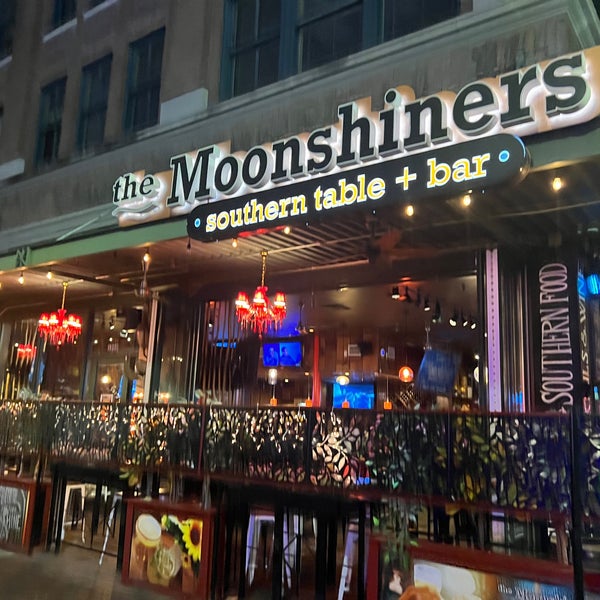 Foto tomada en The Moonshiners Southern Table + Bar  por Sara S. el 1/16/2023