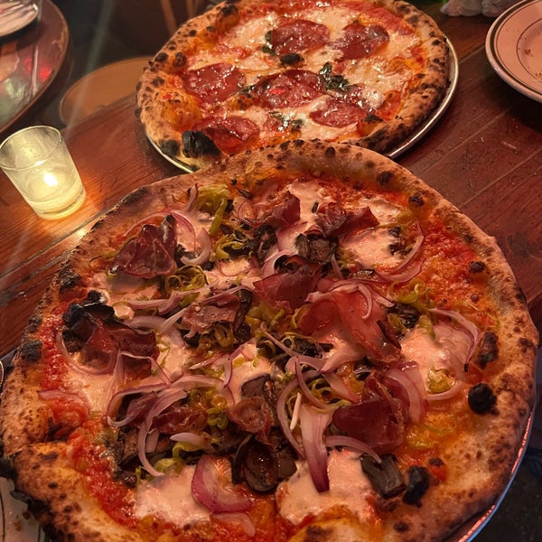 Foto diambil di Roberta&#39;s Pizza oleh Sara S. pada 7/3/2022