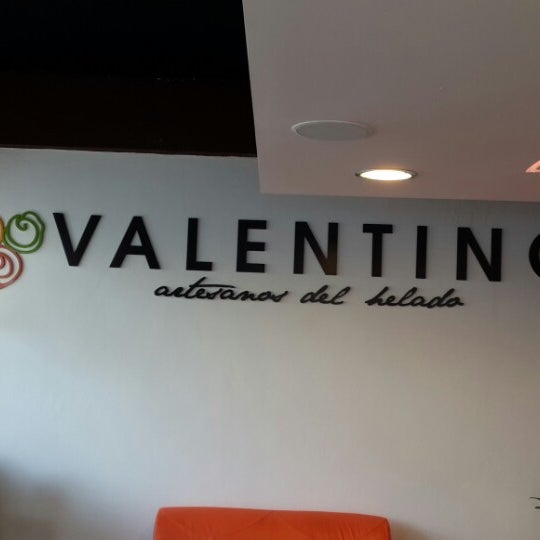 รูปภาพถ่ายที่ Valentino โดย Victor I. เมื่อ 5/6/2013
