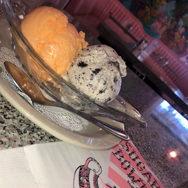 Das Foto wurde bei Sugar Bowl Ice Cream Parlor Restaurant von ちぇしー am 8/29/2019 aufgenommen