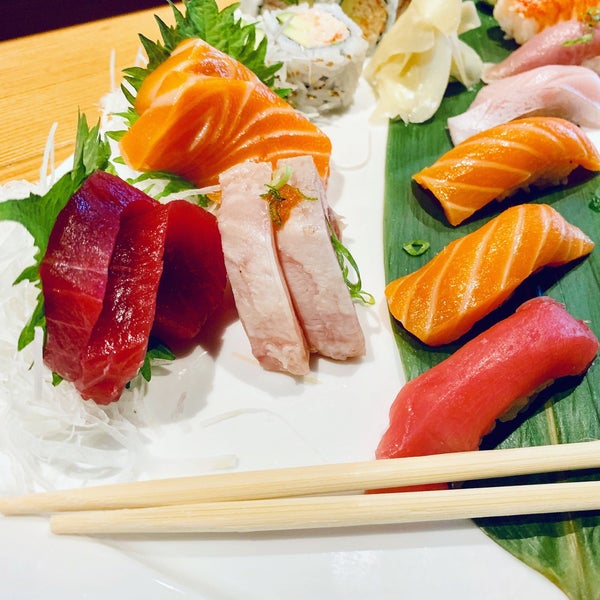 รูปภาพถ่ายที่ Oto Sushi Redmond โดย Quintin D. เมื่อ 6/29/2019