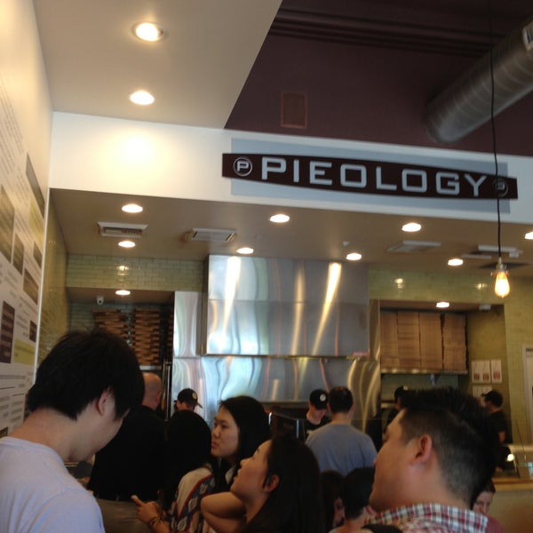 รูปภาพถ่ายที่ Pieology Pizzeria โดย Ryan C. เมื่อ 5/11/2013