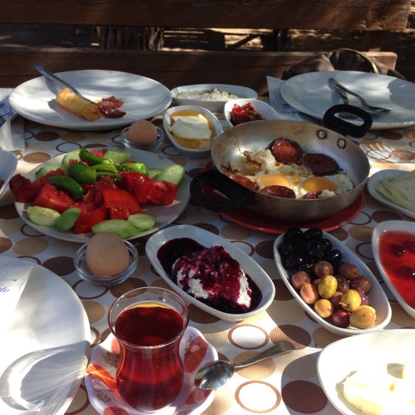 Foto scattata a Çim Kahvaltı &amp; Mangal Bahçesi da Filiz U. il 9/25/2015