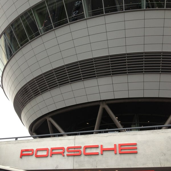 รูปภาพถ่ายที่ Porsche Werk Leipzig โดย Rom . เมื่อ 9/25/2013
