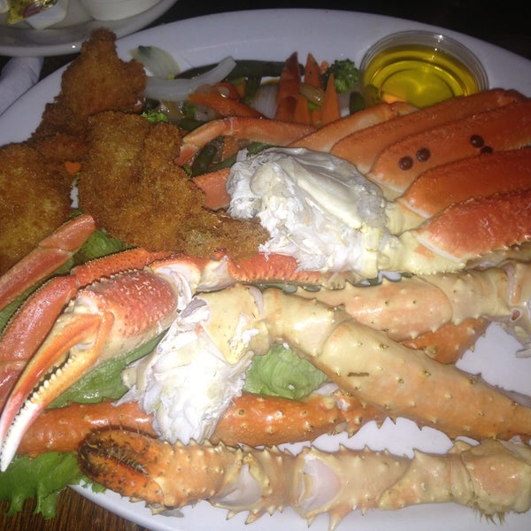 รูปภาพถ่ายที่ King Crab Tavern &amp; Seafood Grill โดย DeJeanett G. เมื่อ 5/26/2013