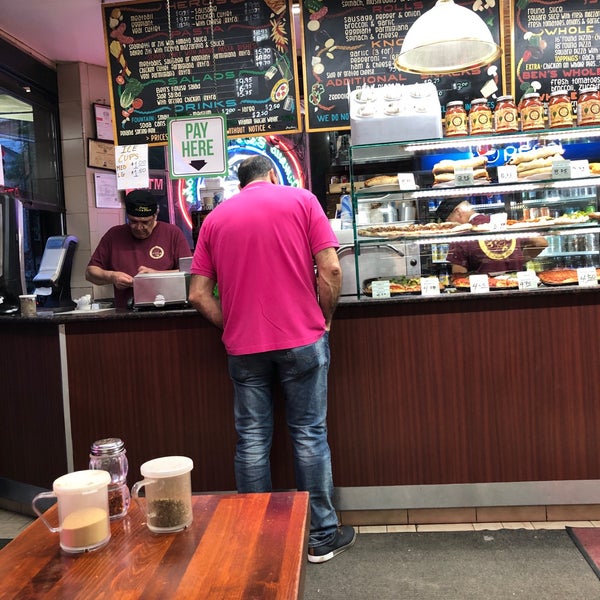 Foto scattata a Famous Ben&#39;s Pizza of SoHo da Waso D. il 5/18/2019
