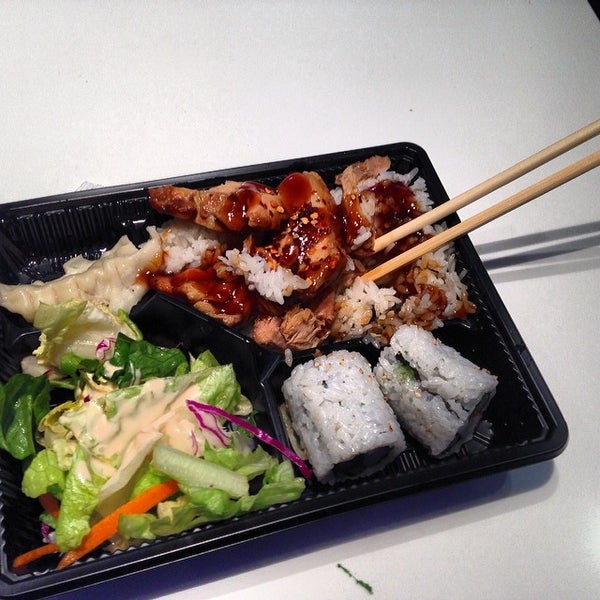 Foto tomada en Bento Sushi  por K J. el 2/11/2014