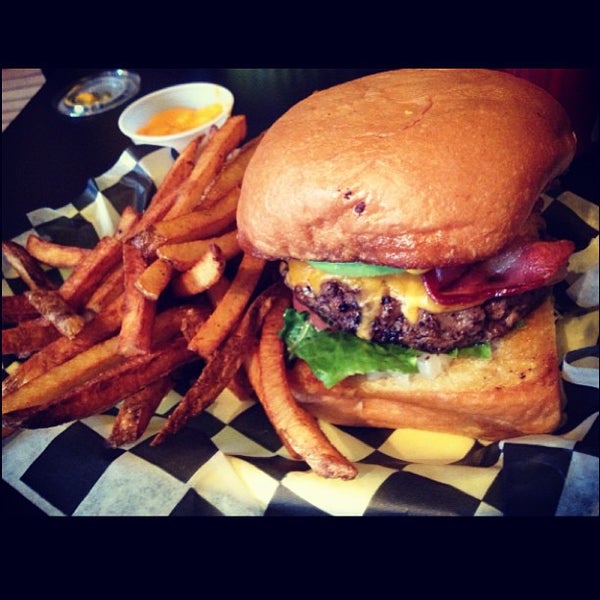 Foto diambil di Fatty&#39;s Burgers &amp; More oleh Lu Ee W. pada 4/6/2013