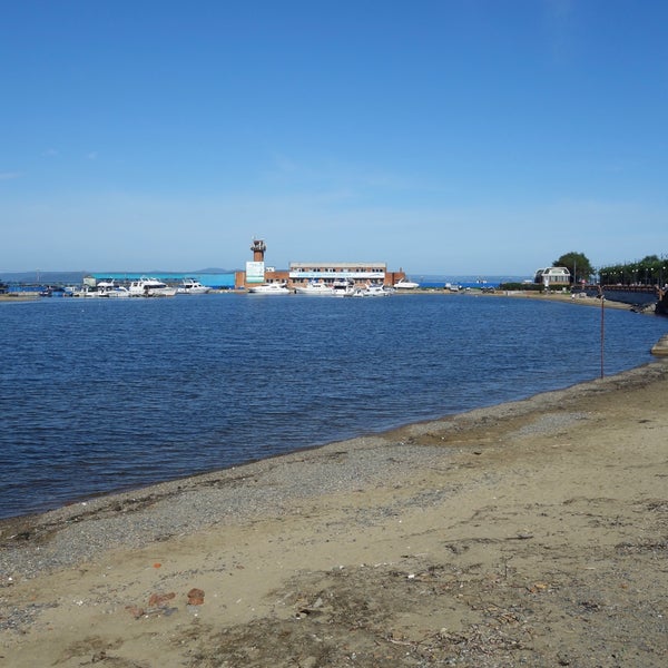 Владивосток спортивная гавань. Фото пляжа возле отеля гавань Владивосток. Коыгиеа 3 гавань Владивосток. Какие ближние пляжи с отелем гавань Владивосток.