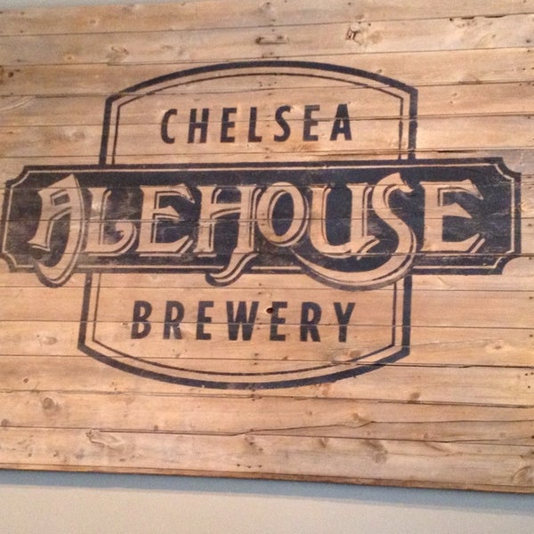 Снимок сделан в Chelsea Alehouse Brewery пользователем Deb M. 10/13/2013