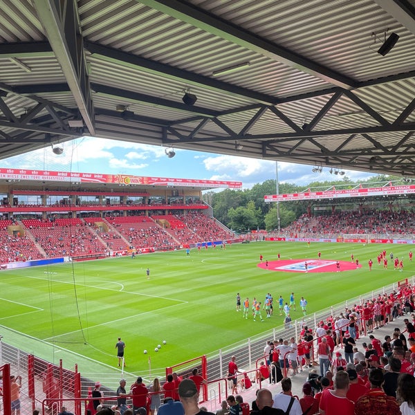 รูปภาพถ่ายที่ Stadion An der Alten Försterei โดย Mergim A. เมื่อ 7/31/2021