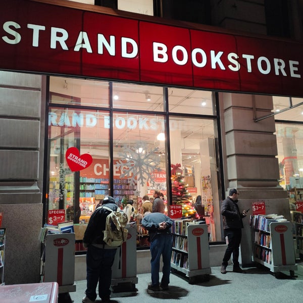 รูปภาพถ่ายที่ Strand Bookstore โดย Fionnulo B. เมื่อ 12/9/2023