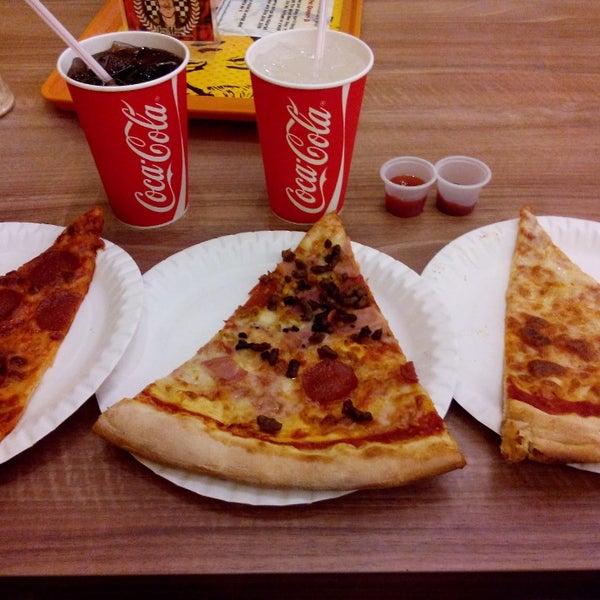 รูปภาพถ่ายที่ The Manhattan Pizza Company โดย Abigael N. เมื่อ 5/2/2014