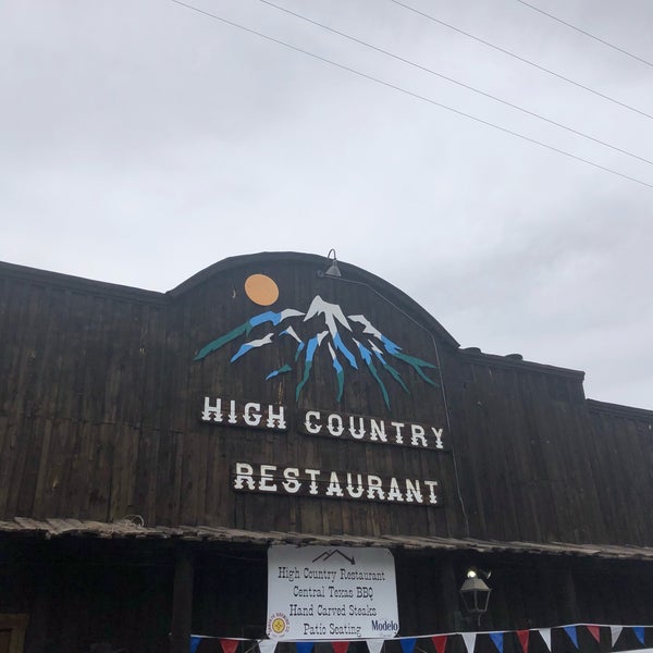 Foto diambil di High Country Restaurant &amp; Saloon oleh Sami S. pada 8/10/2019