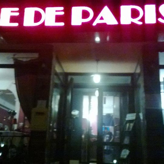 รูปภาพถ่ายที่ Cafe de Paris โดย Romain Q. เมื่อ 9/3/2013